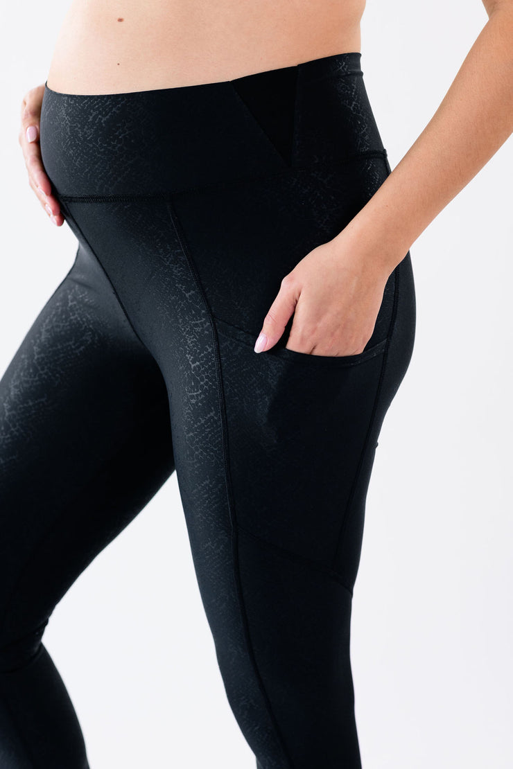 Our under-belly maternity leggings with pockets are ideal all the way through pregnancy with our elastic panel at the waist and ultra-soft fabric in speckled black.