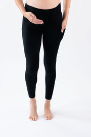 Our under-belly maternity leggings with pockets are ideal all the way through pregnancy with our elastic panel at the waist and ultra-soft fabric in black.