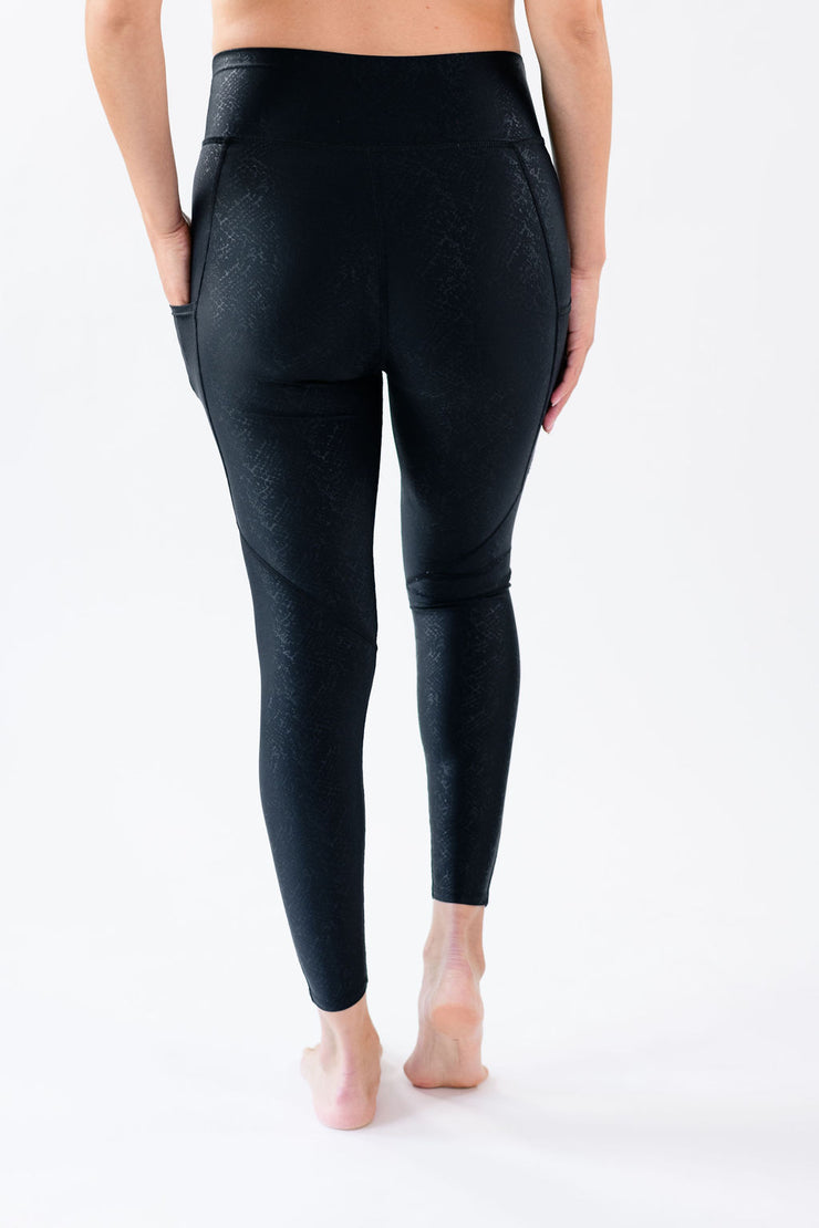 Our under-belly maternity leggings with pockets are ideal all the way through pregnancy with our elastic panel at the waist and ultra-soft fabric in speckled black.